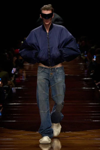 Look 16